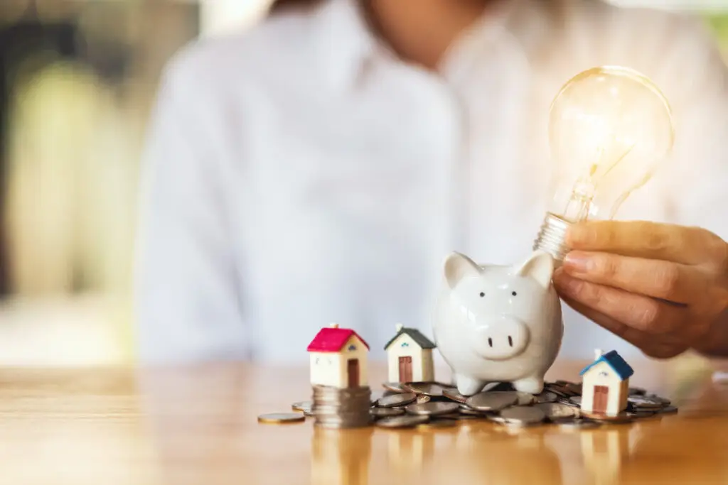 Mietkaution sparen - Sparschwein mit Wohnungsschlüsseln und Geldscheinen symbolisiert finanzielle Entlastung beim Umzug